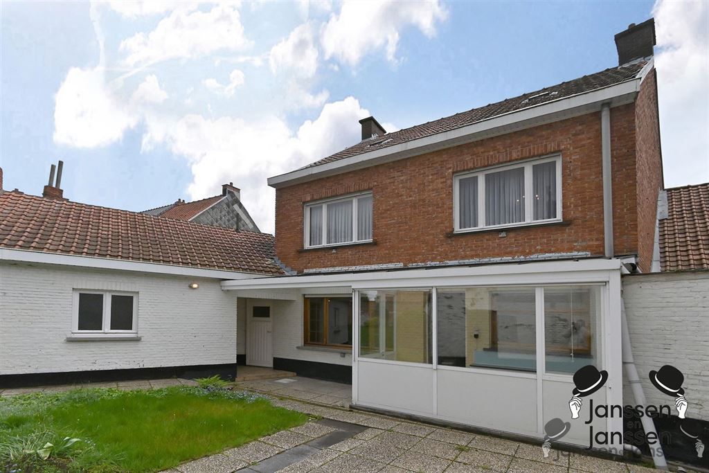 Zeer ruime te renoveren woning met grote tuin foto 2