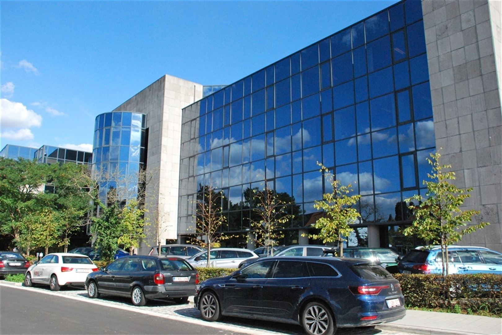 Gelegen aan het klaverblad (E40/E17) foto {{pictureIndex}}