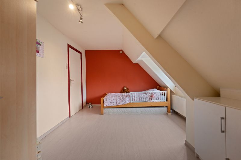 Roeselare-Beveren. Uiterst charmante woning met 2-3 slaapkamer en ruime garage op een boogscheut van alles. Gezellig tuintje met terrassen. foto 6