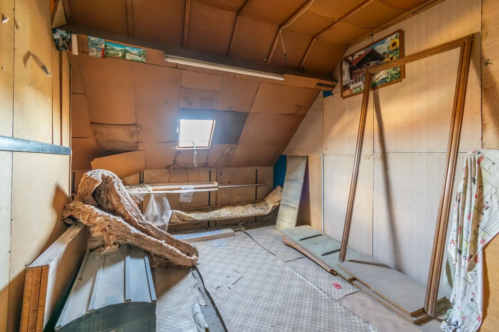 Een goed gelegen, verder af te werken rijwoning! foto 12