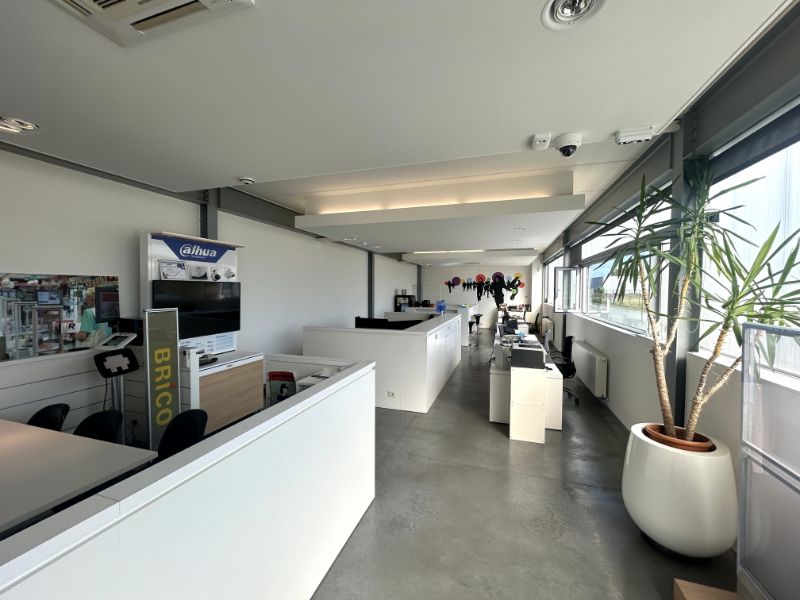 Moderne KMO-unit met 299 m² kantoren en 324 m² magazijn – nabij R4 foto 4