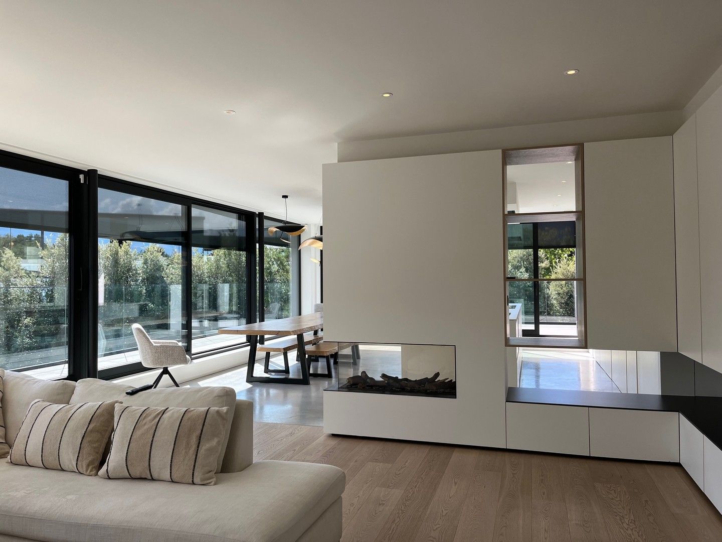 Recent gebouwde, energiezuinige villa gelegen in een rustige dreef van een centraal gelegen villawijk te Knokke-Heist. foto 3