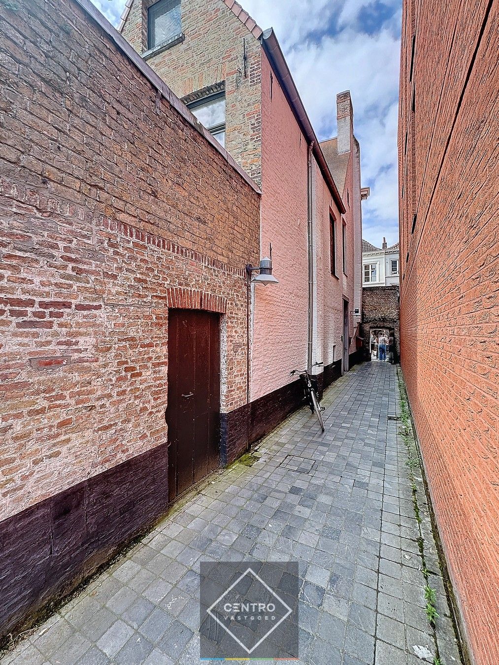 Ruim APPARTEMENT (235m2) met 5 slpkms, 2 badkms, openbare TUIN om de hoek en ZONNETERRAS met zicht op de Onze Lieve Vrouwe-kerk! In het historisch centrum van Brugge! foto 3