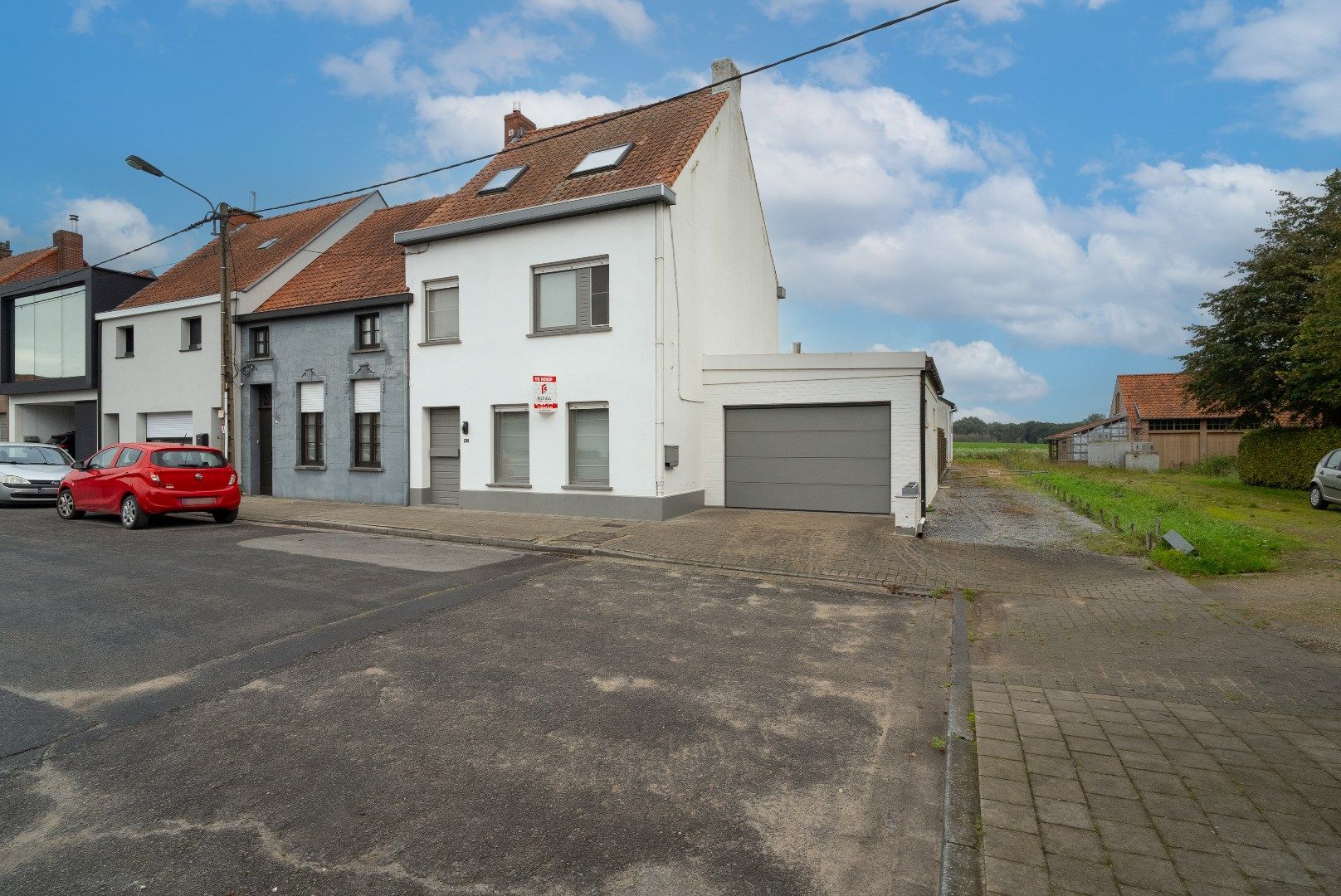 HALFOPEN WONING MET 4 SLAAPKAMERS EN MAGAZIJN  foto 1