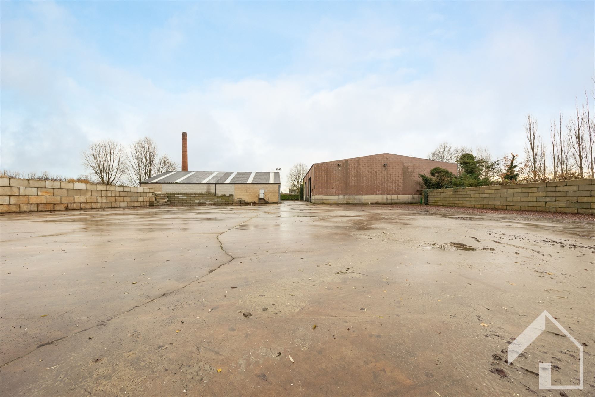 Privéwoning met bedrijfspand foto 3