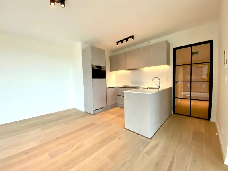 Instapklaar recent appartement met 2 slaapkamers foto 9