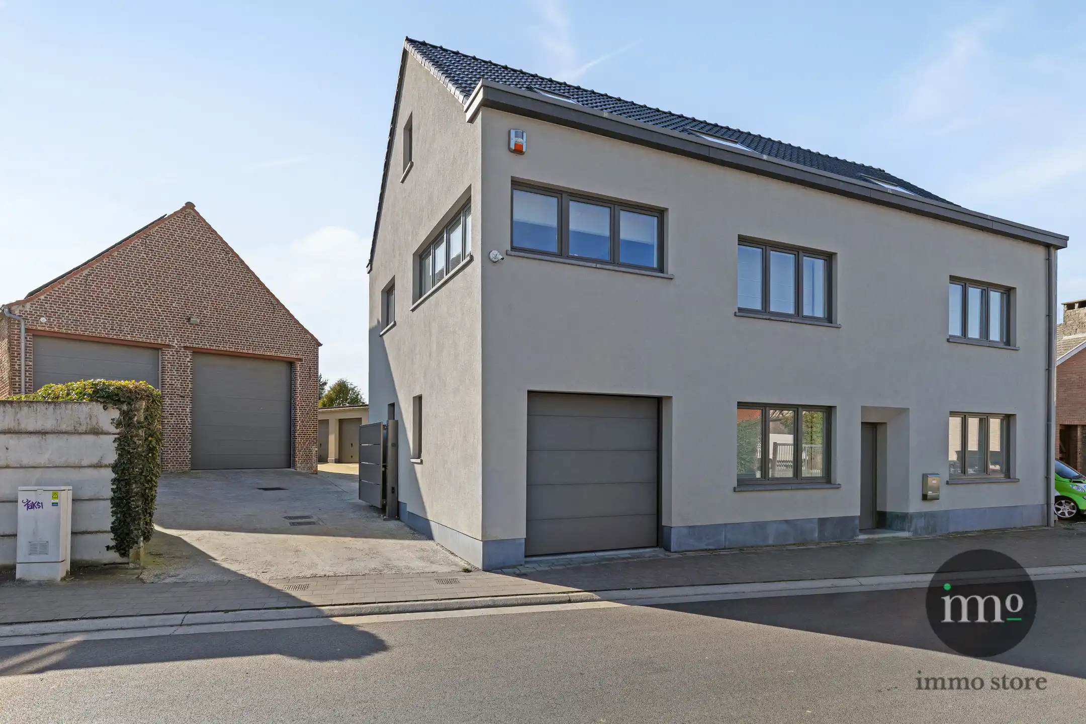 MULTIFUNCTIONEEL volledig gerenoveerd gebouw met bijgebouw, 7 slaapkamers, appartement, tuin en zwembad! foto 3
