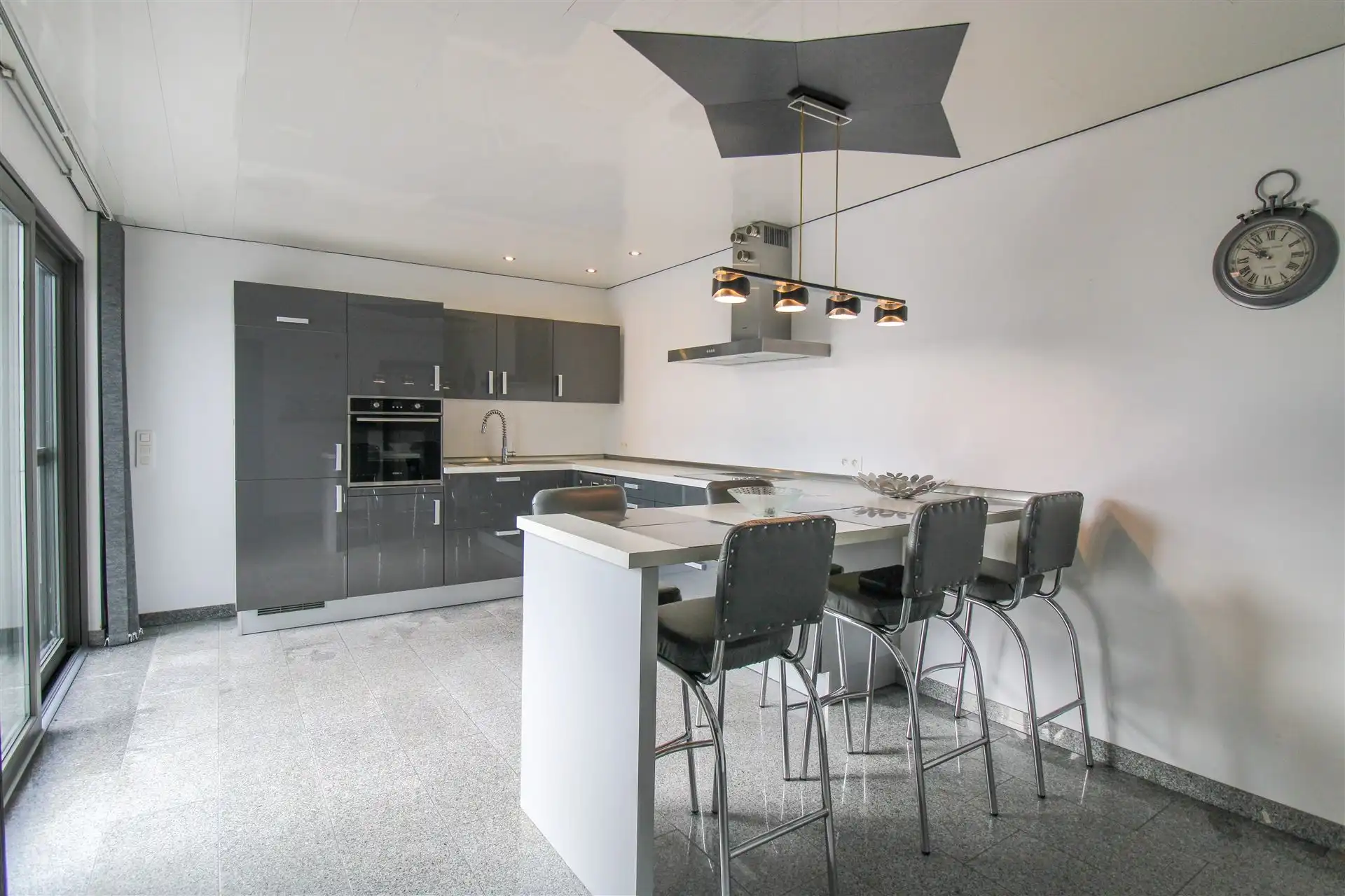 Instapklare gezinswoning met apart bijgebouw met eigen voorzieningen, 4 slaapkamers en inpandige garage op ruim perceel in hartje Maasmechelen! foto 5