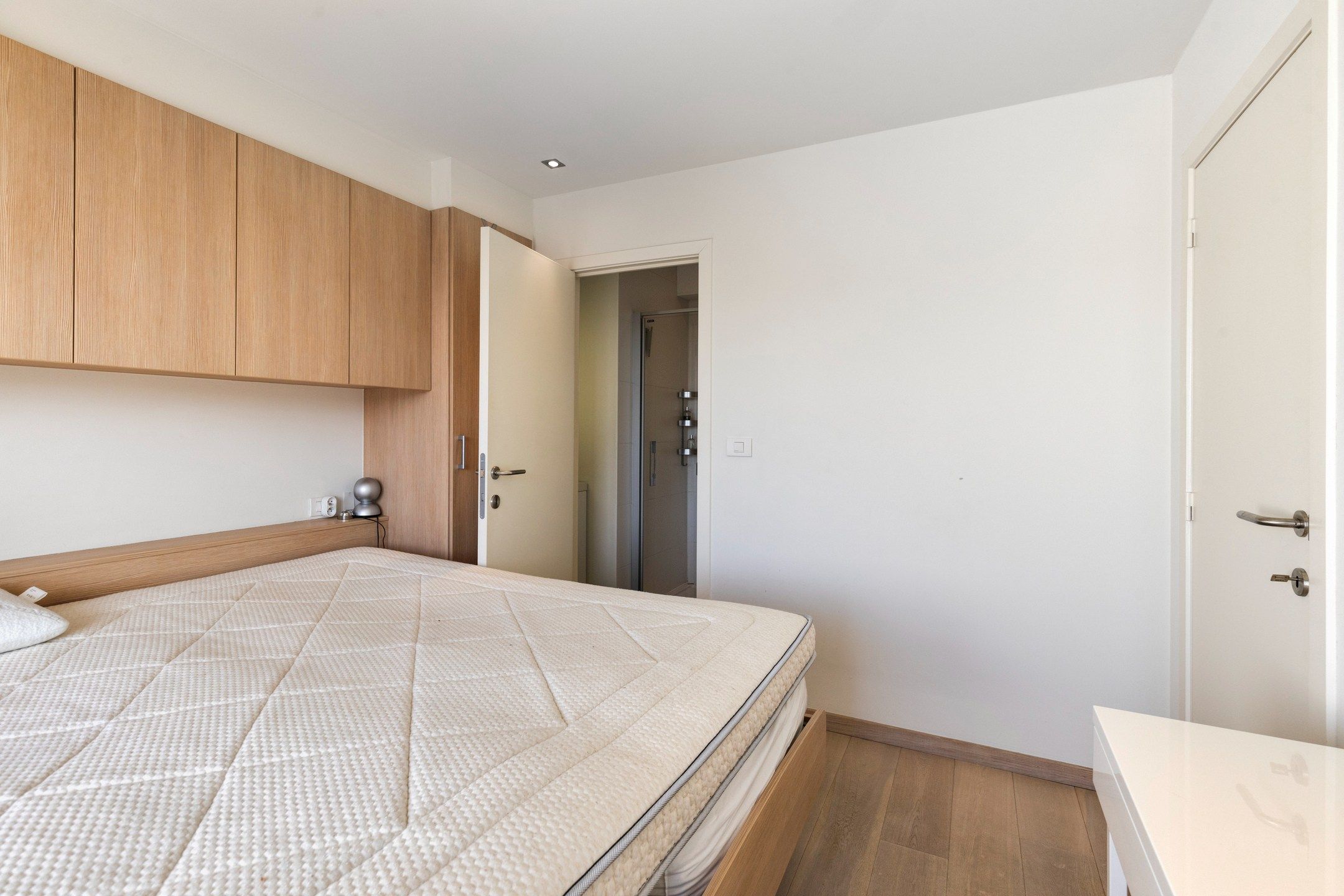 Instapklare duplex gelegen op slechts enkele passen ven het Van Bunnenplein en de zeedijk. foto 13