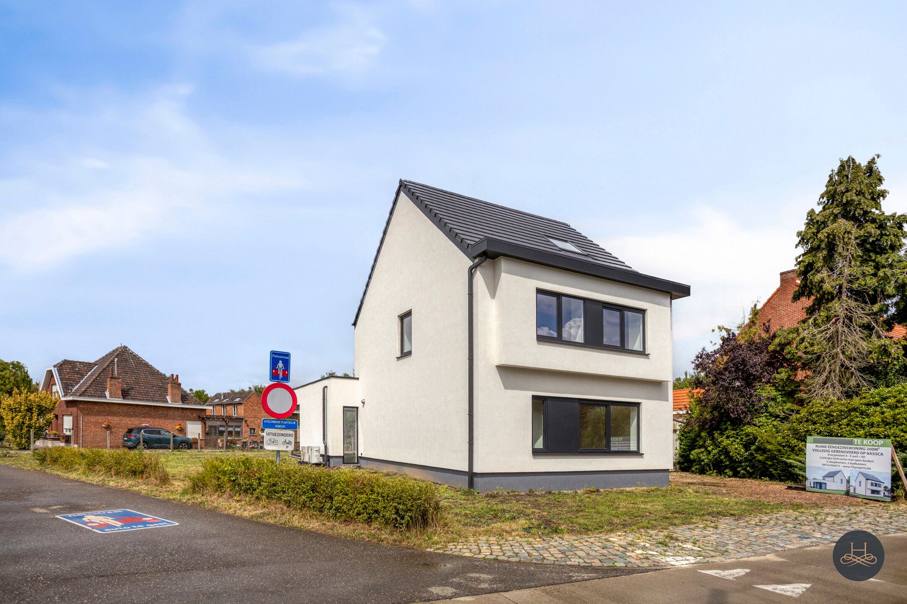 Ruime gezinswoning met vijf slaapkamers foto {{pictureIndex}}