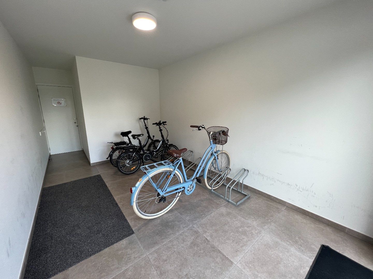 GELIJKVLOERS APPARTEMENT MET 2 SLAAPKAMERS EN TUIN MET TERRAS IN IEPER foto 13