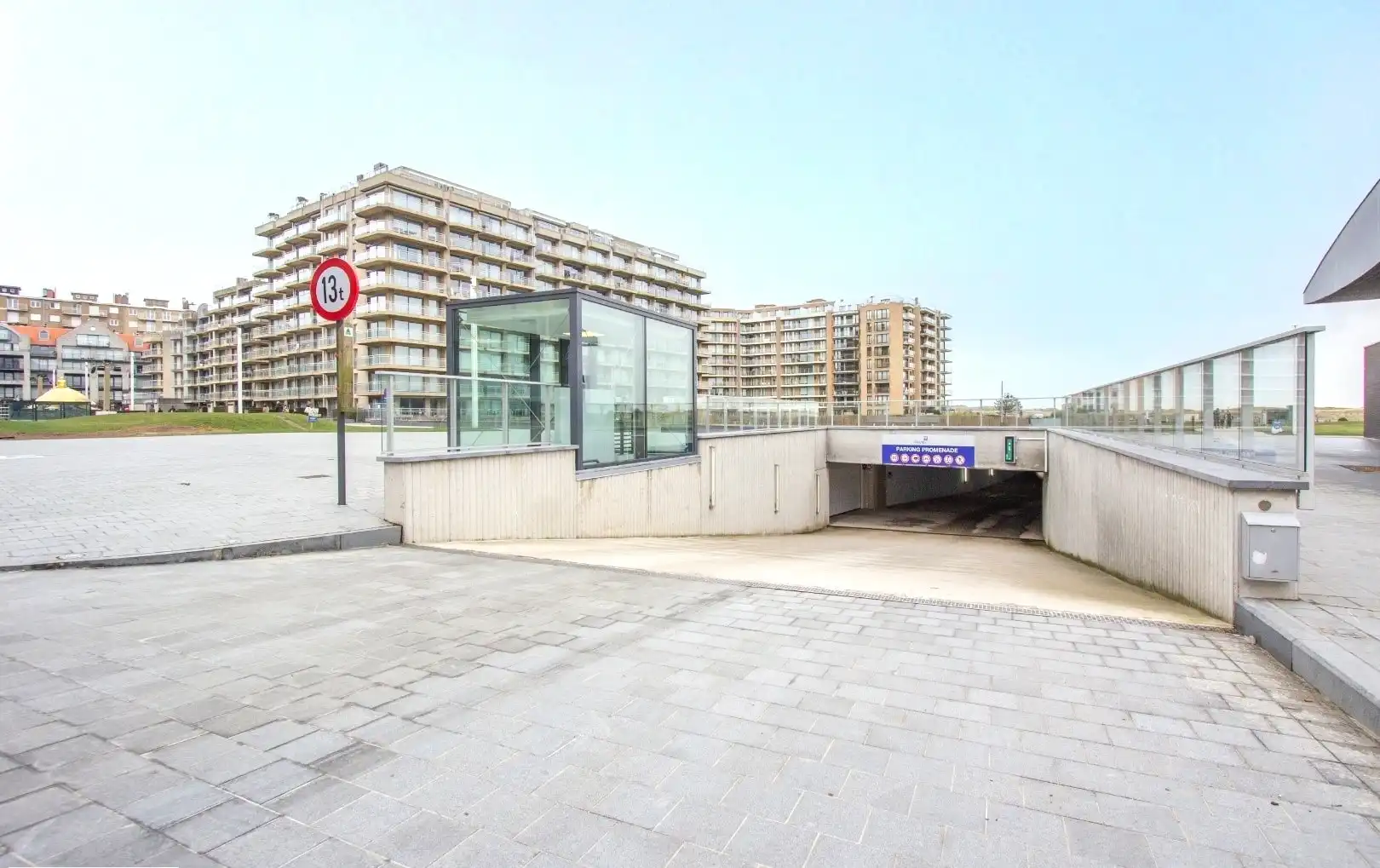 Ondergrondse garagebox vlakbij de zee te Nieuwpoort foto {{pictureIndex}}