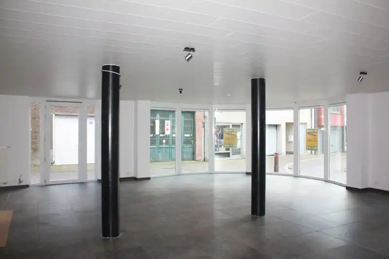 Ruim handelspand op 30 meter van de markt. foto 3