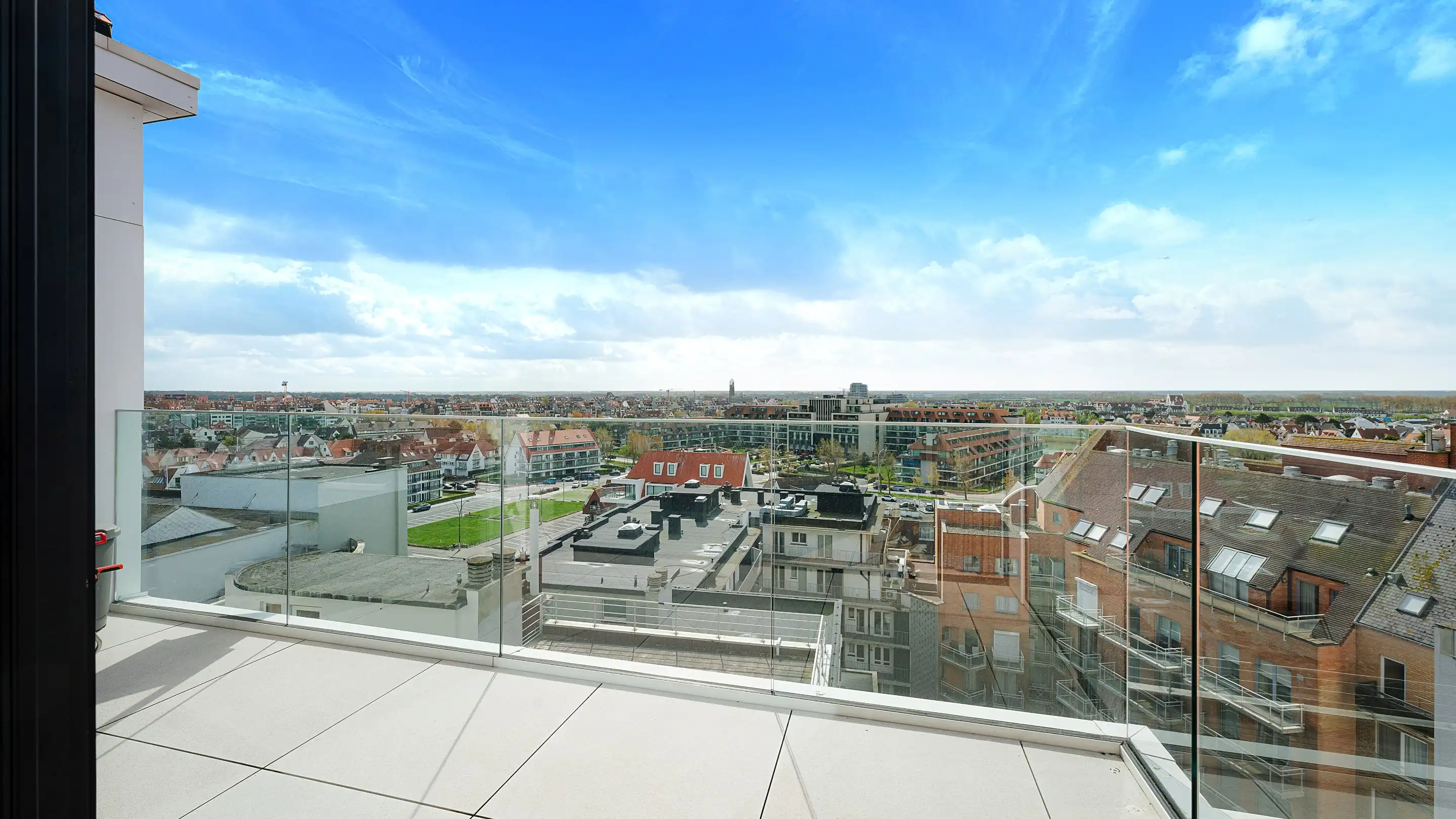 Exclusief en perfect afgewerkt appartement met unieke doorzichten op zee en het Knokse hinterland foto 8