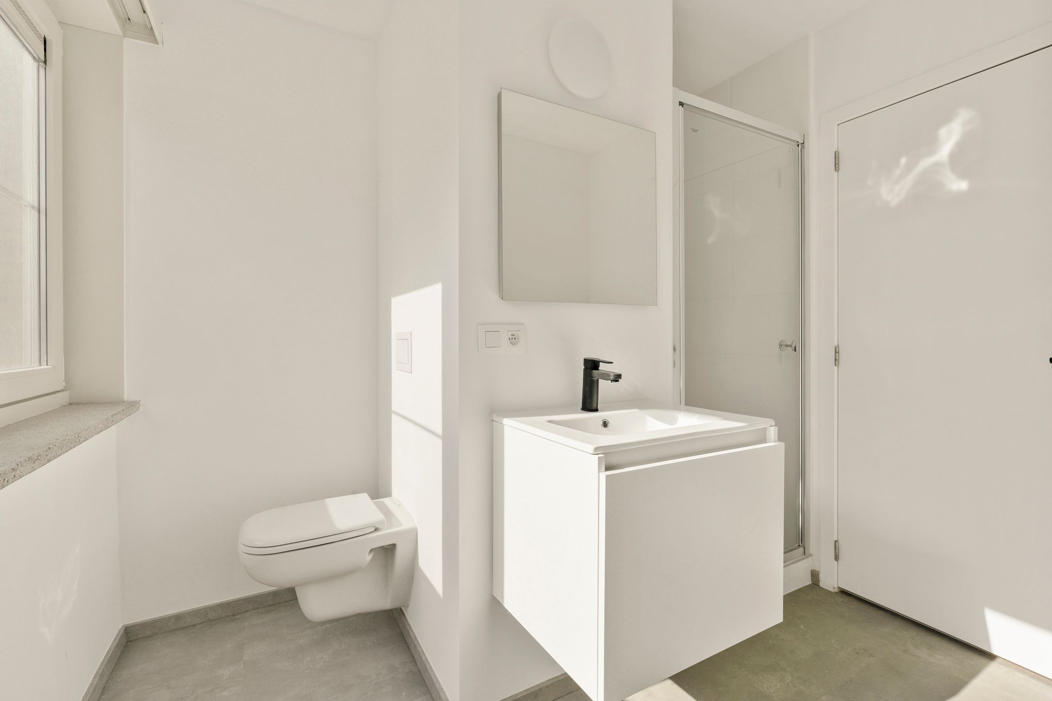 Volledig GERENOVEERDE woning met ZONNIGE TUIN en 3 SLK foto 13