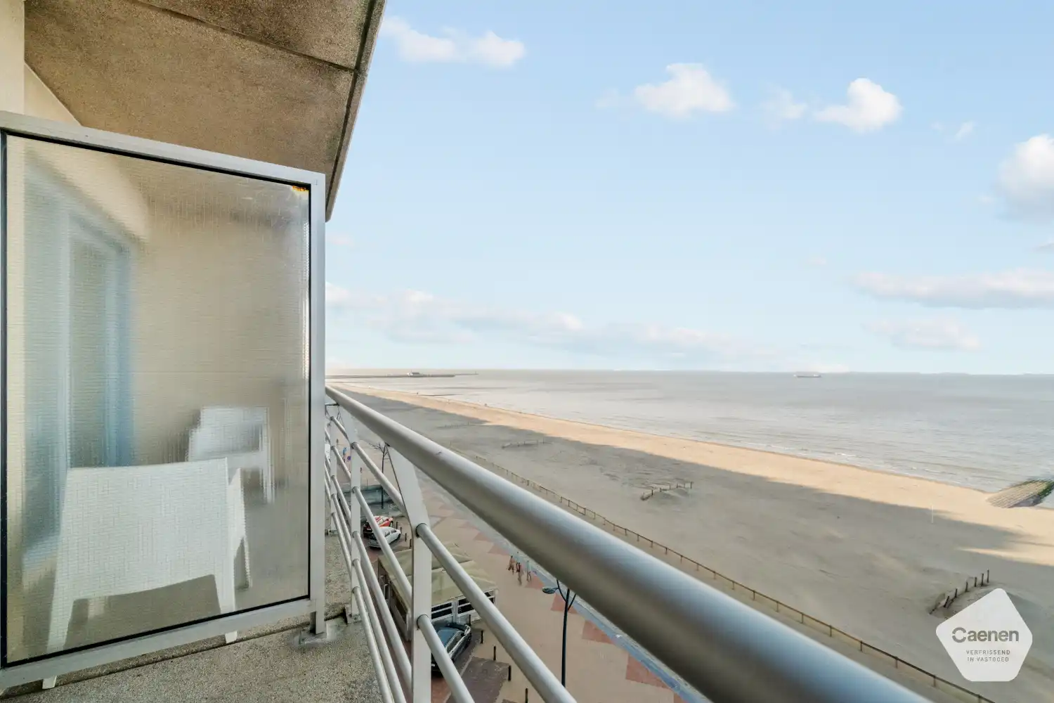 Instapklare studio met prachtig frontaal zicht op zee foto 12