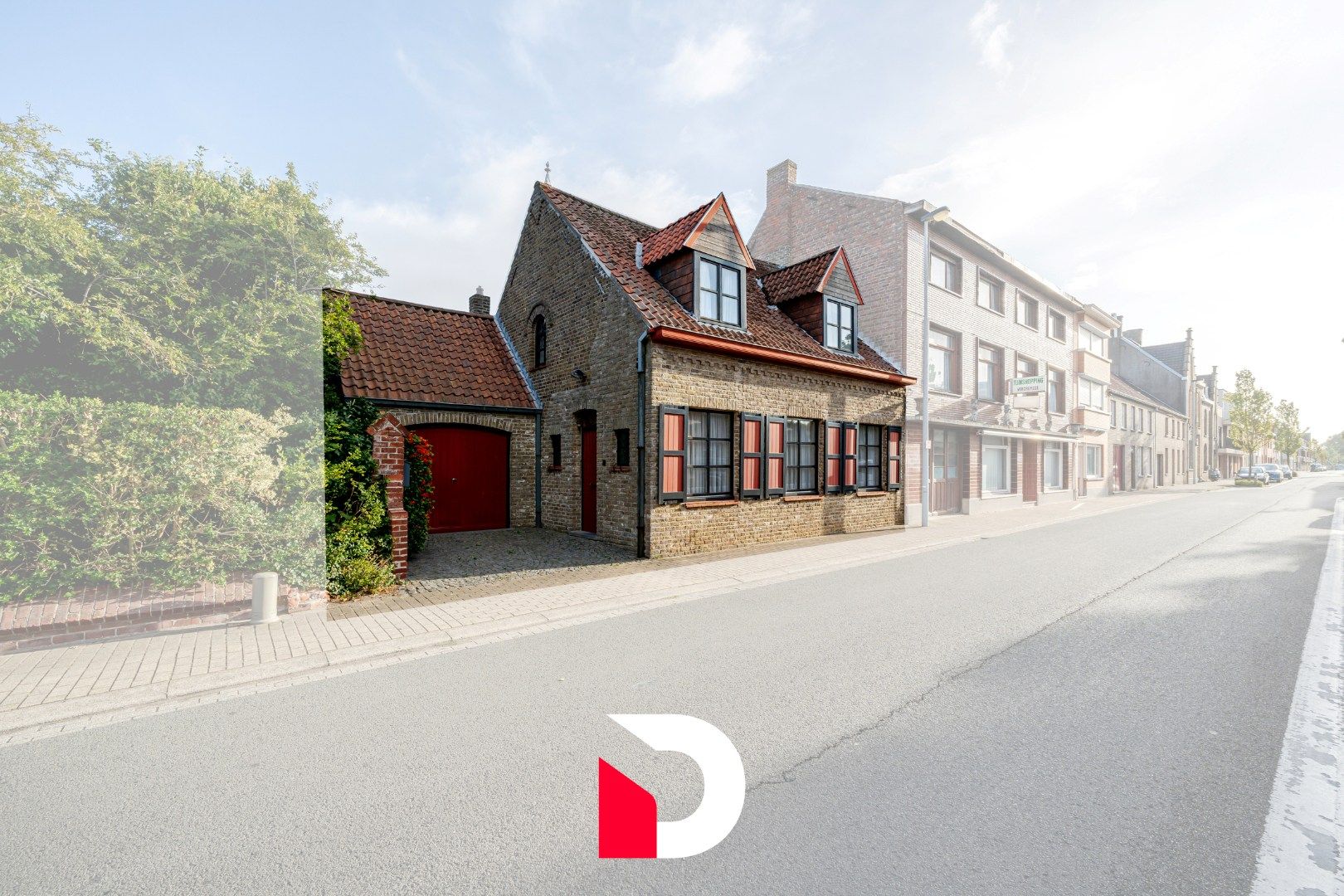 Deze statige halfopen woning is gelegen op een steenworp van de Markt te Eernegem. foto 2
