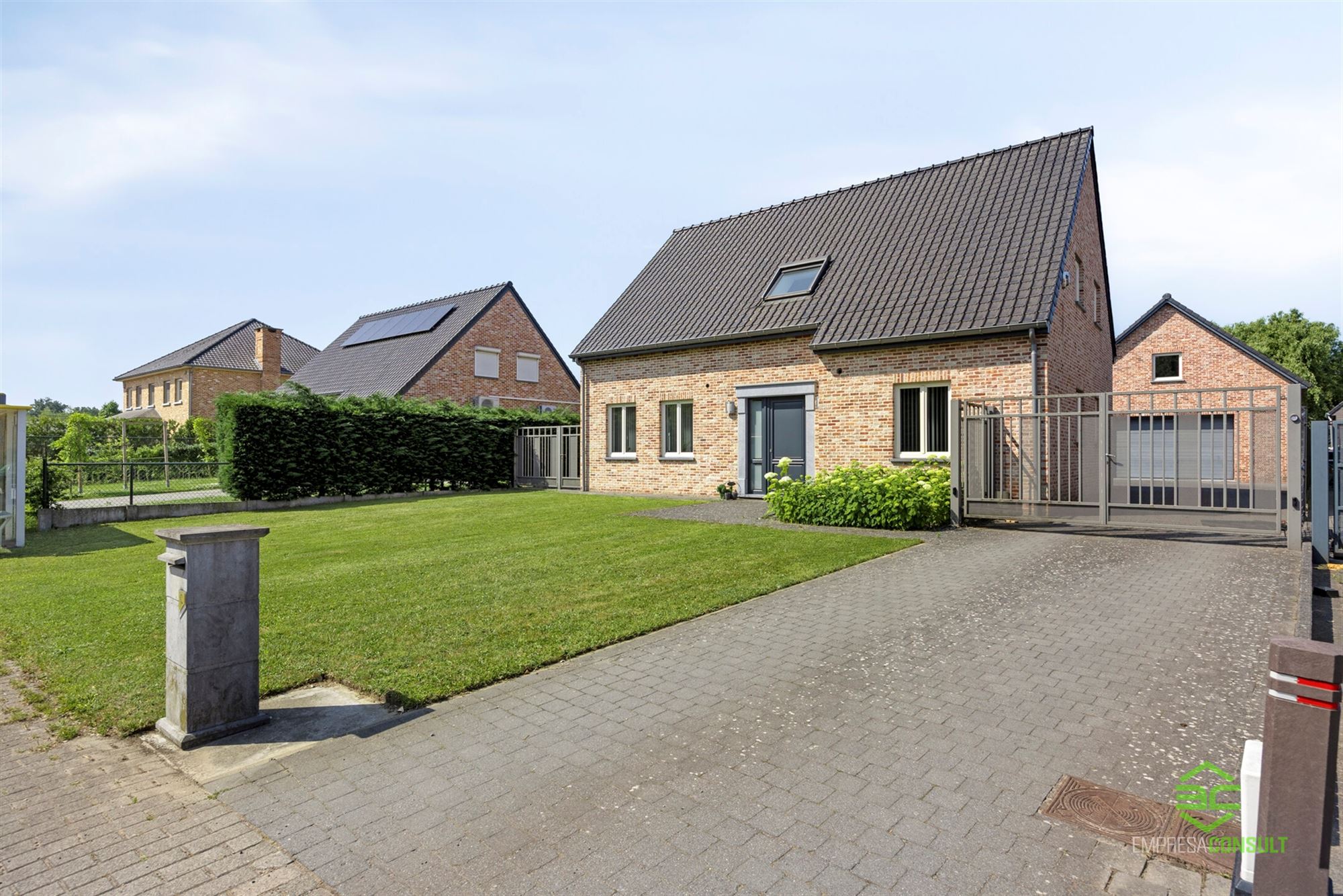 Instapklare woning met aparte garage en werkplaats van 150m² in Schulen! foto {{pictureIndex}}