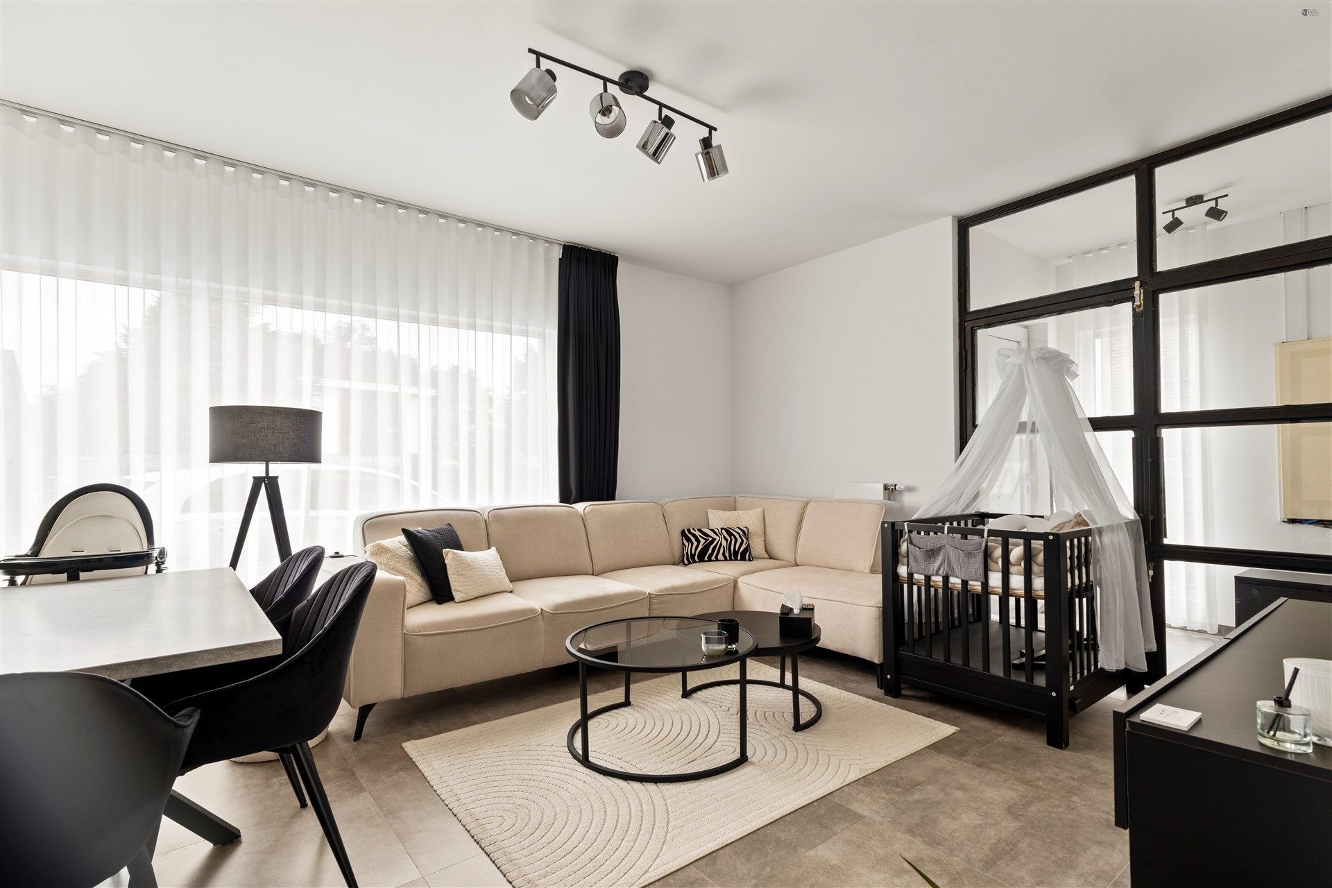 Centaal gelegen bungalow op 667m² grond foto 2