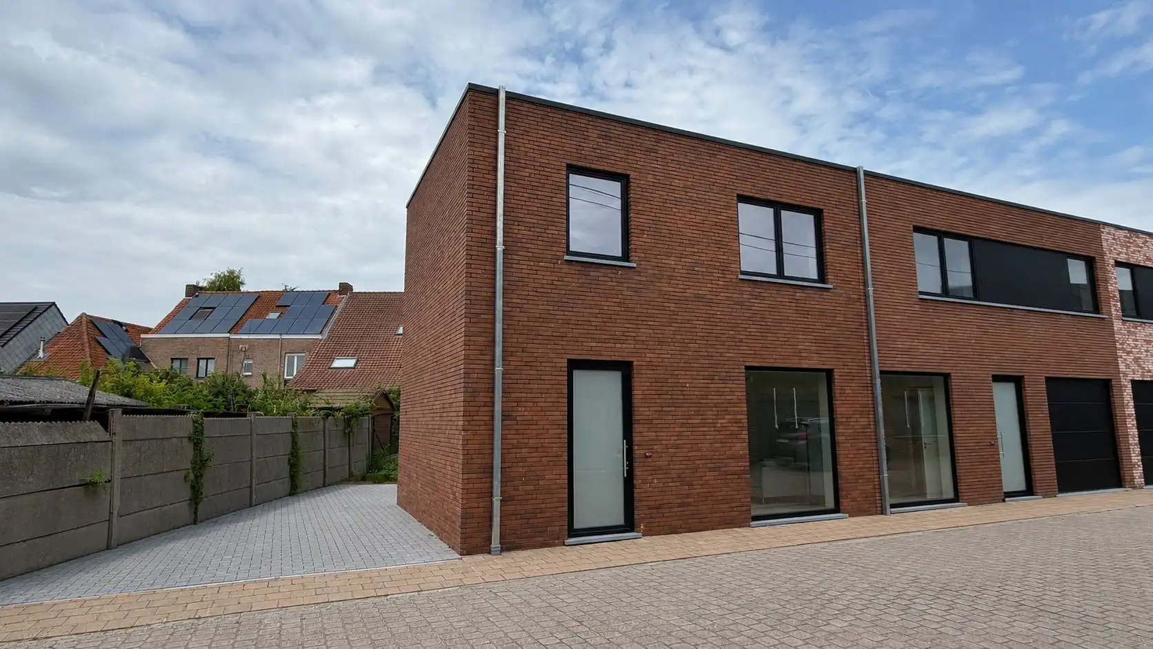 Energiezuinige halfopen bebouwing met twee parkeerplaatsen, rustig en heel centraal gelegen.  foto 2