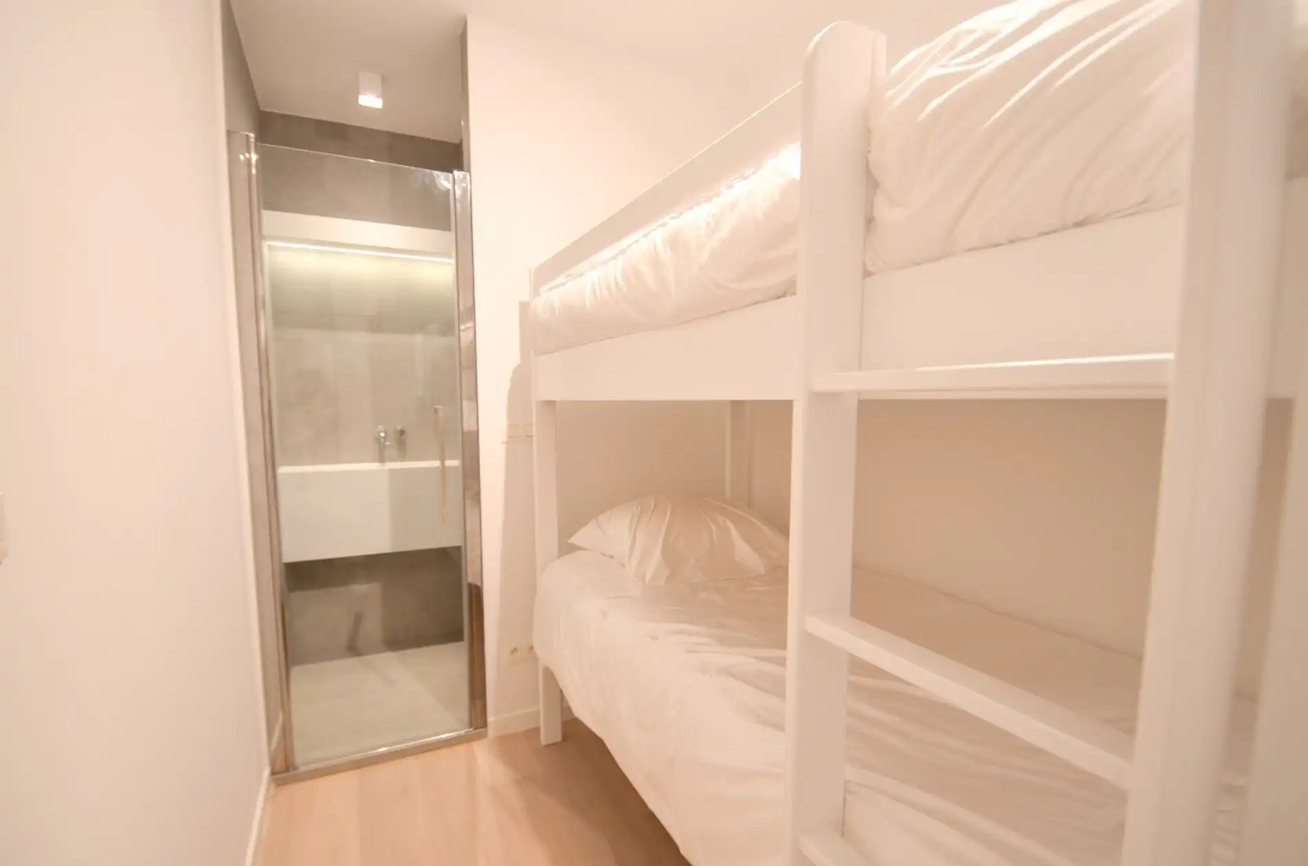 Tijdloos, recent volledig gerenoveerd appartement met zijdelings zeezicht gelegen in het Zoute.  foto 20