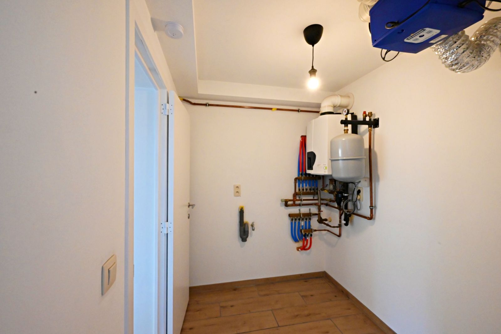 Gerenoveerde woning met centrale ligging in Emelgem! foto 9