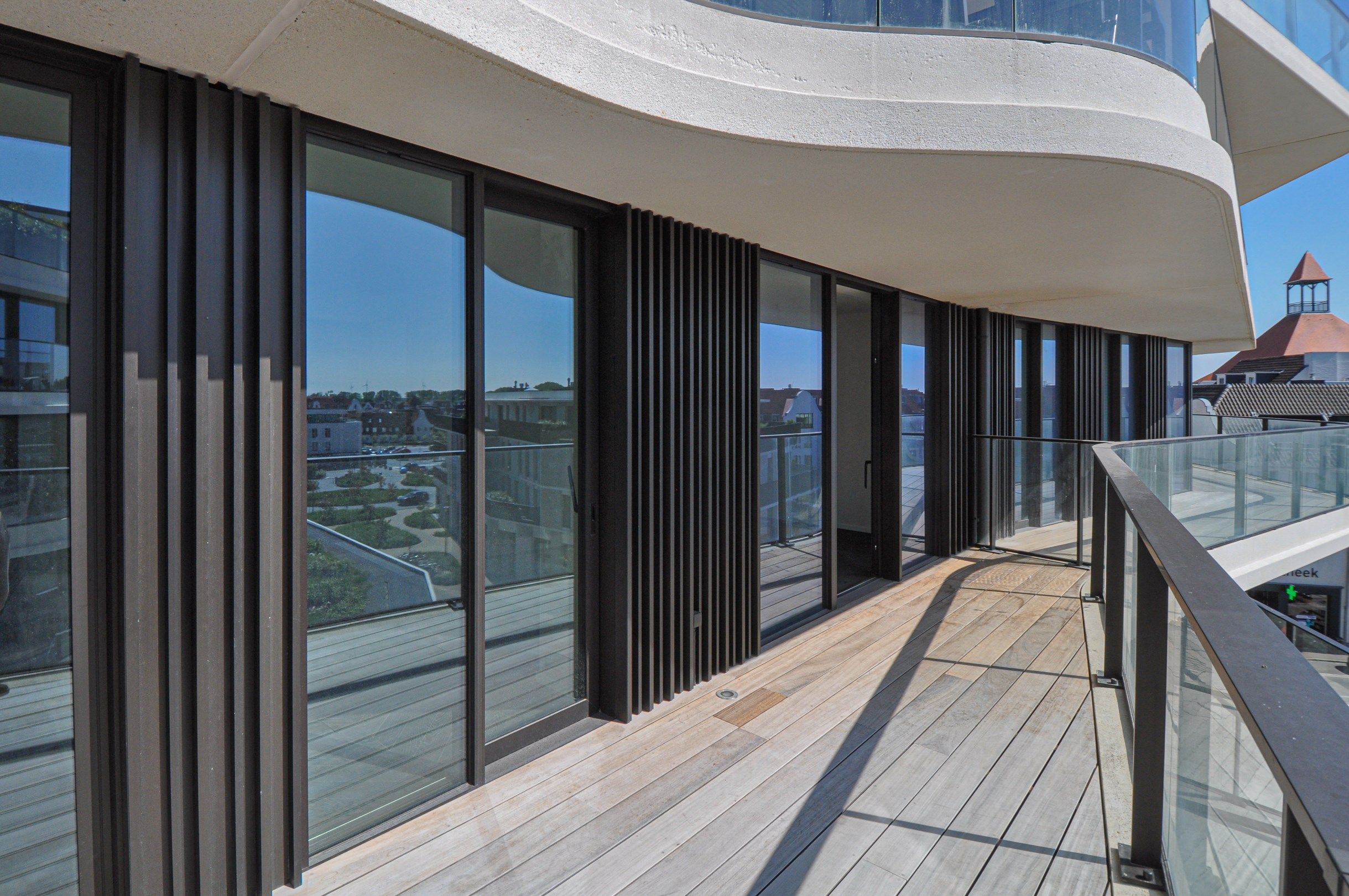 Nieuwbouwppartement met een ruim zonnig terras gelegen in The Tower. foto 2