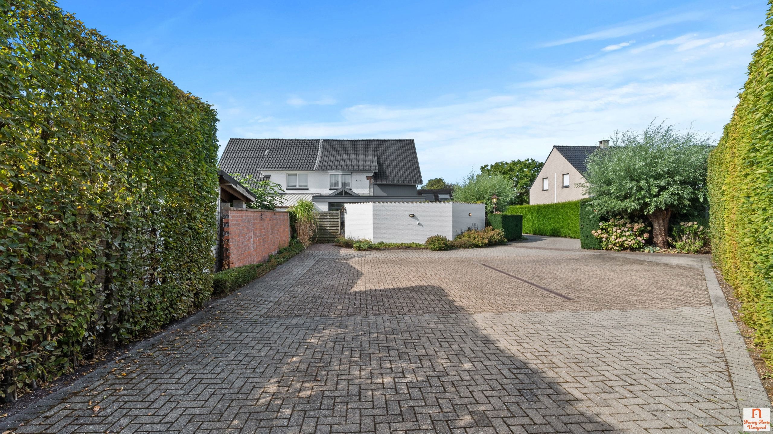 Instapklare woning met uitzonderlijk grote tuin met vijver foto 22