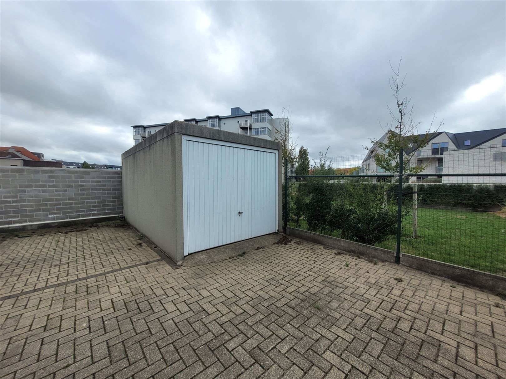 Ongemeubeld 2-slaapkamerappartement met garage foto 14