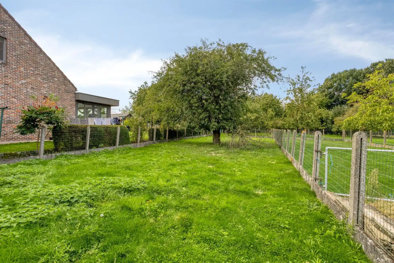 Openbebouwing met 5 slaapkamers garage en ruime tuin foto 24