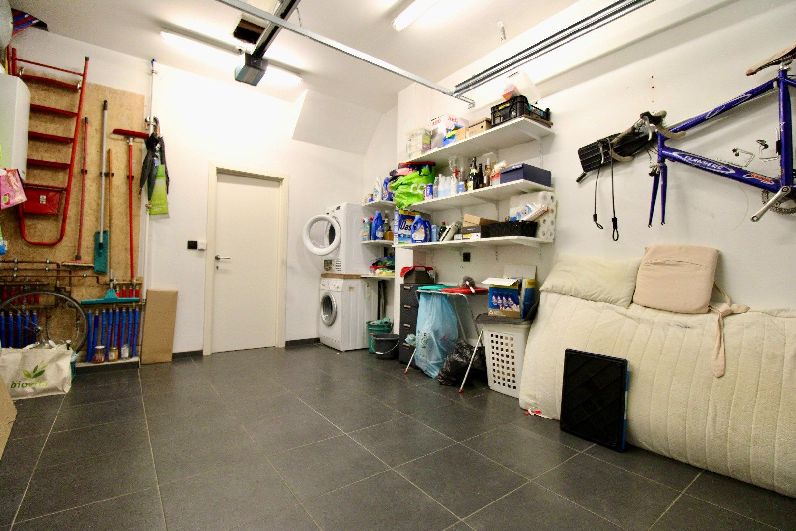 Volledig gerenoveerde woning met 3 slaapkamers en 2 badkamers! foto 17