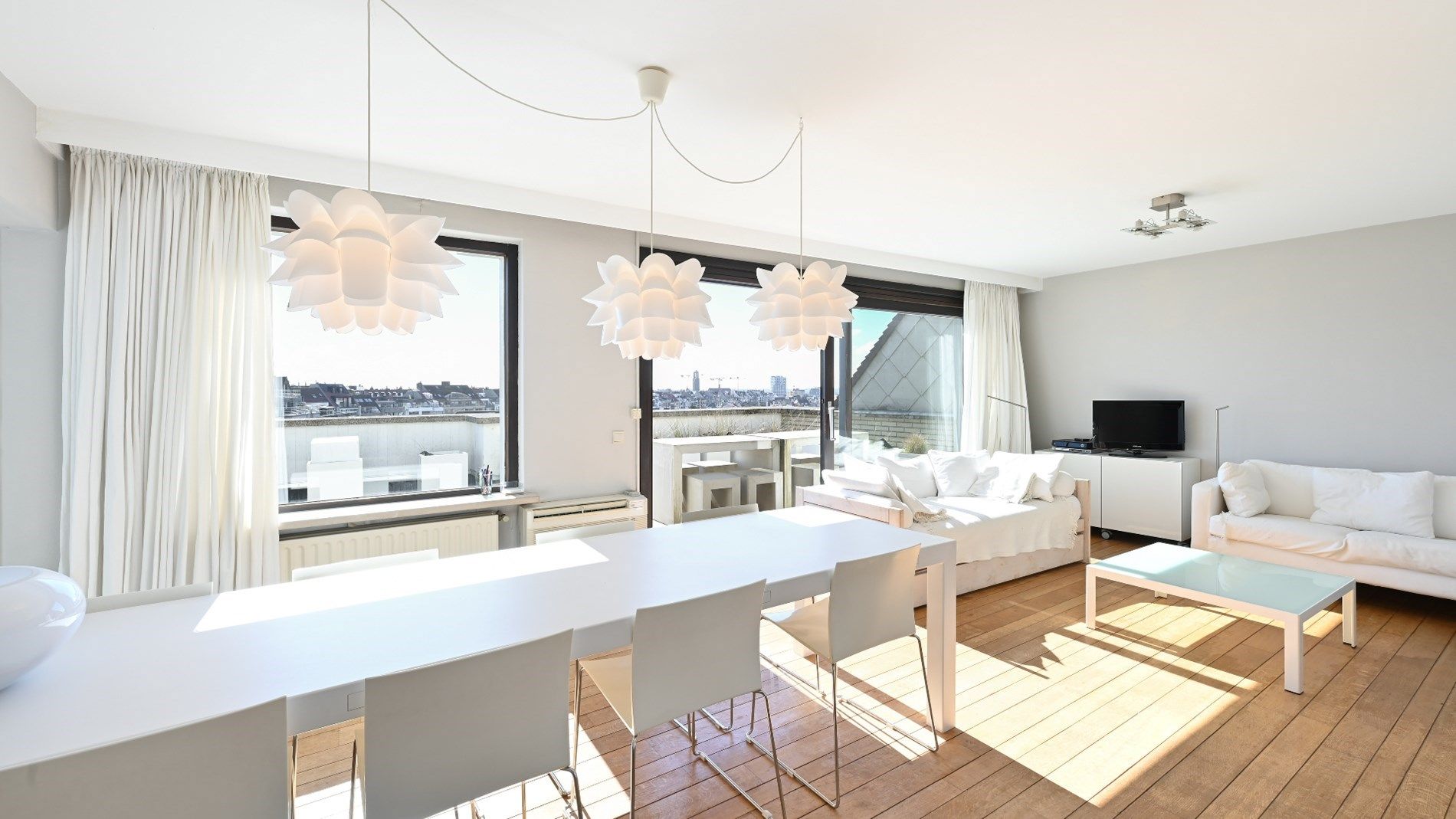 Ongemeubelde penthouse met groot zonneterras met panoramisch zicht over de villa's.  foto 2