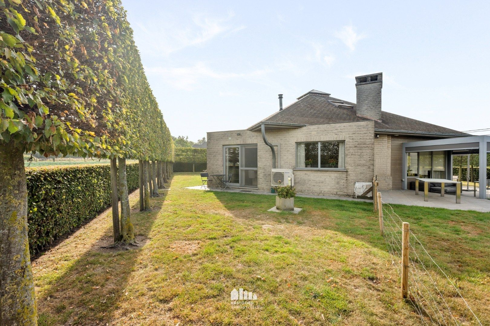 Goed onderhouden villa met grote tuin en twee garages op centrale ligging.   foto 27