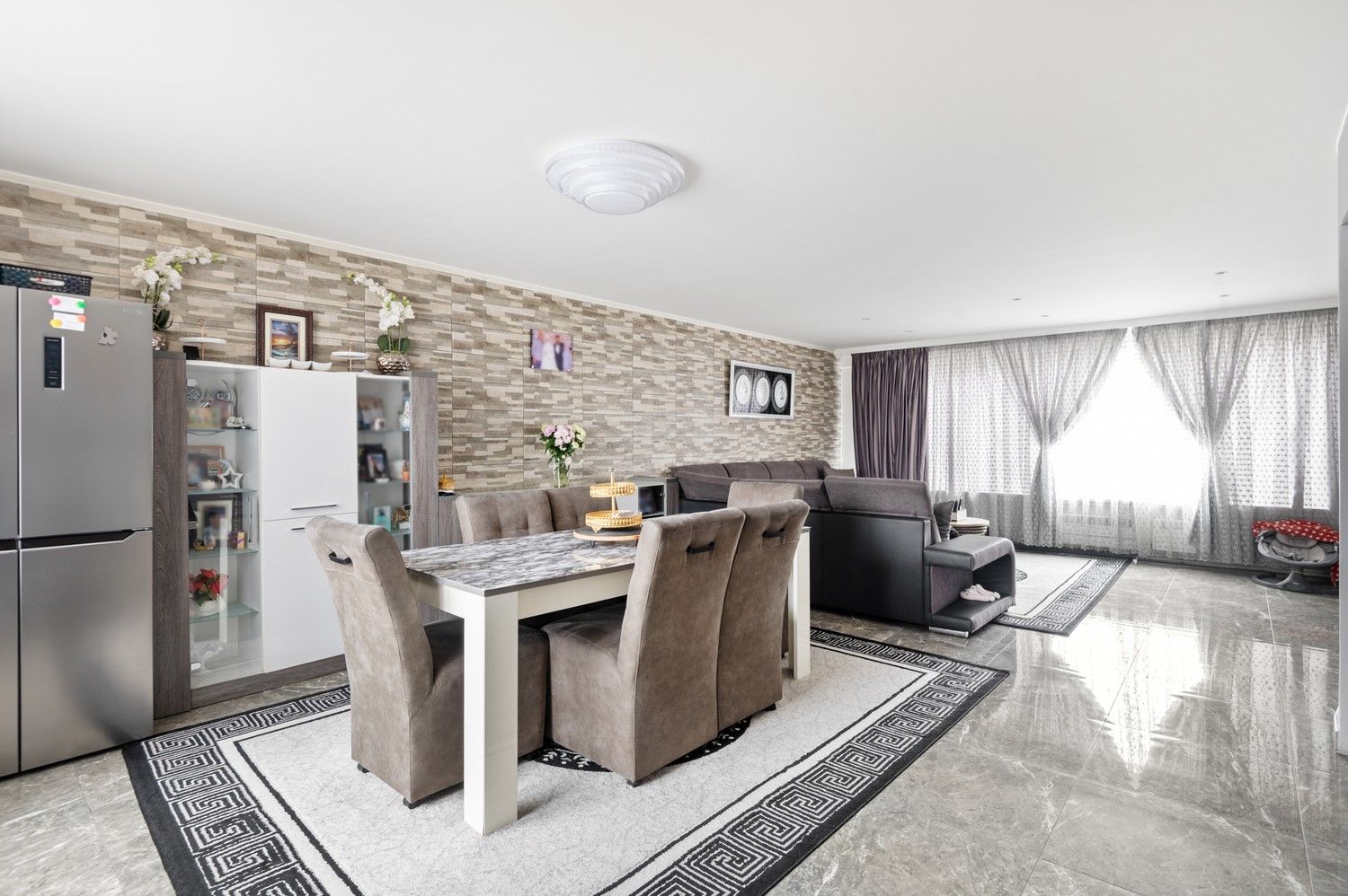 Ruime woning met studio, terras en tuin te koop in Wommelgem! foto 2