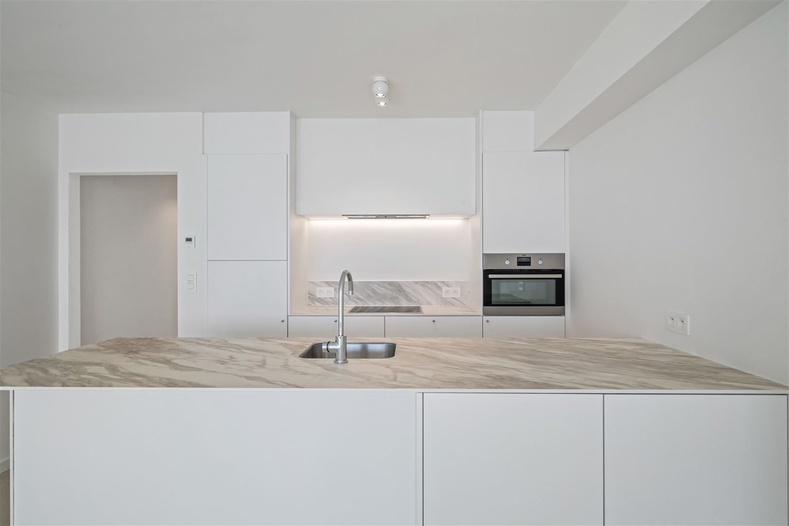 Uniek tweekamerappartement op toplocatie aan de Zeedijk! foto {{pictureIndex}}