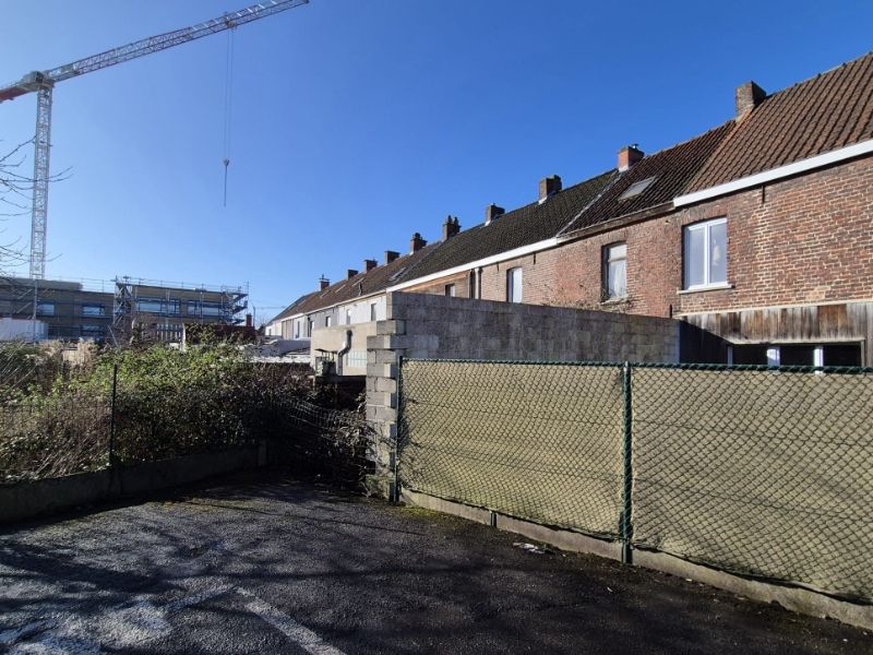 Roeselare-stadskern. Uitstekend gelegen compleet te renoveren woning op een perceel van +/- 60m2.  Twee verdiepingen en ruim zoldergedeelte. foto 3