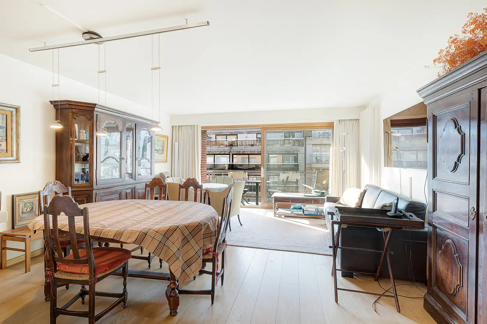 Lichtrijk appartement op enkele stappen van de Dumortierlaan. foto 2