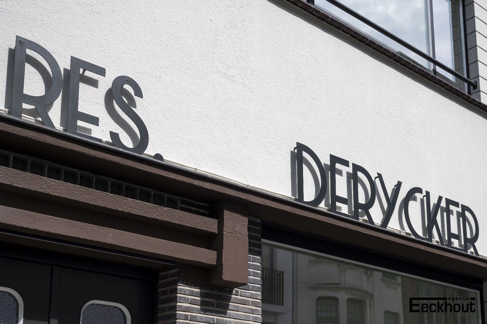 Instapklaar handelspand in de klassevolle vernieuwbouw 'Residentie Derycker'. foto 3