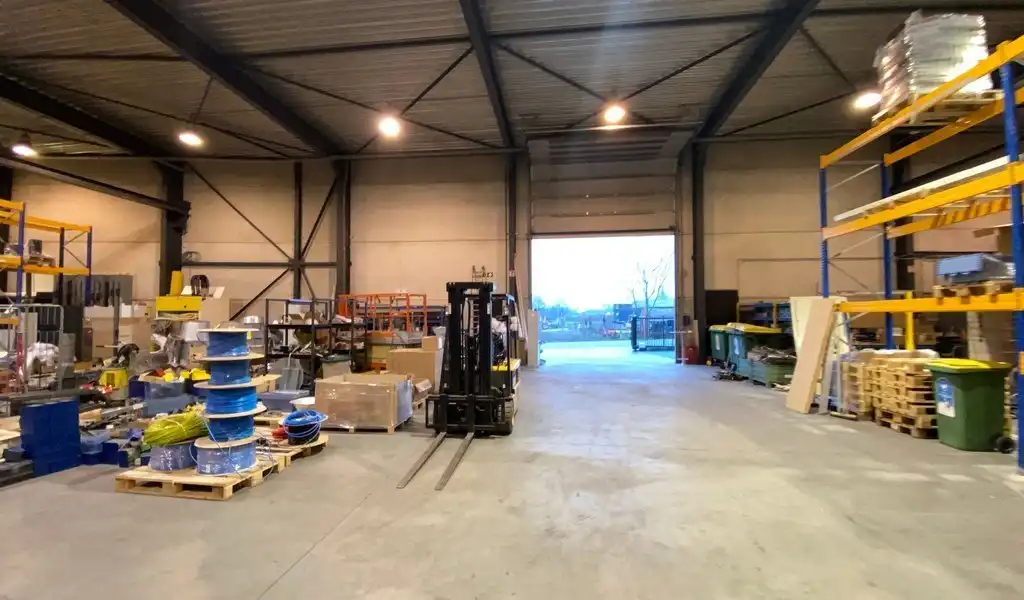 Bedrijfsgebouw te huur vlakbij E17 te Waregem foto 2