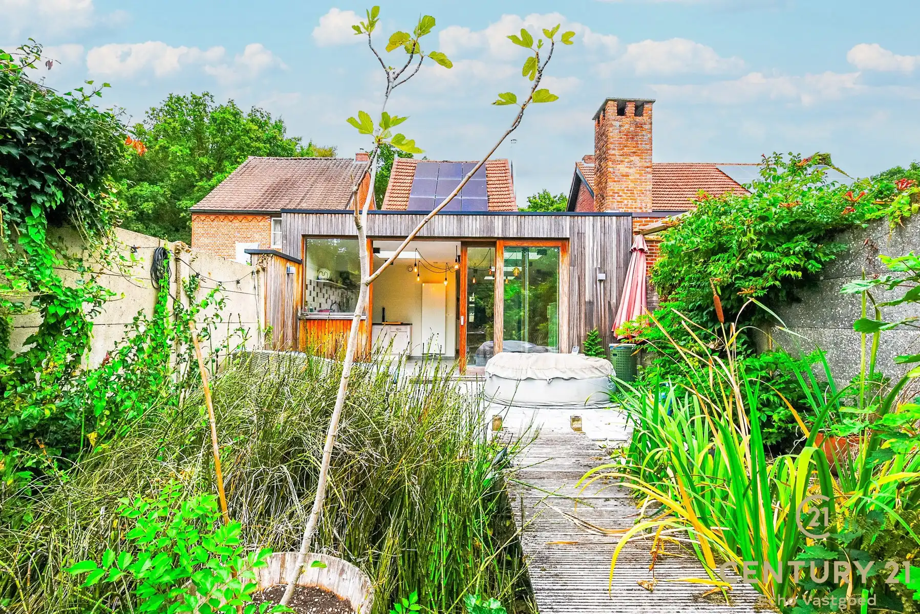 Karaktervolle woning op een idyllische, groene locatie foto {{pictureIndex}}