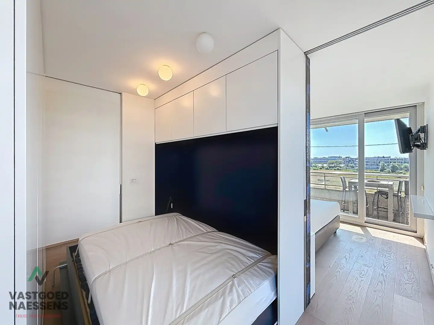 SCHITTEREND VERNIEUWD HOEKAPPARTEMENT – 2 SLPK – TERRASSEN – ZEEZICHT EN ZICHT OP GOLF foto 17