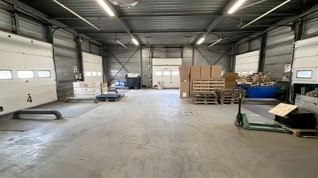 Magazijn met loskades en kantoren te huur vlakbij de haven van Antwerpen foto 3