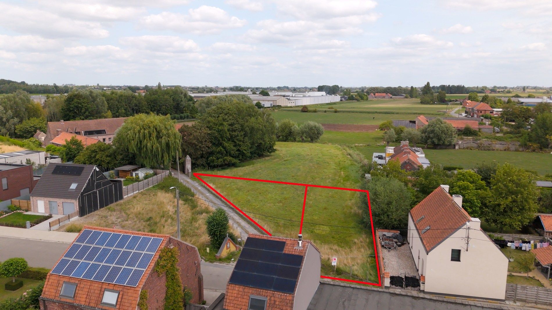 HALFOPEN NIEUWBOUWWONING MET 3-4SLPKS EN LANDELIJK ZICHT OP 568M² foto {{pictureIndex}}