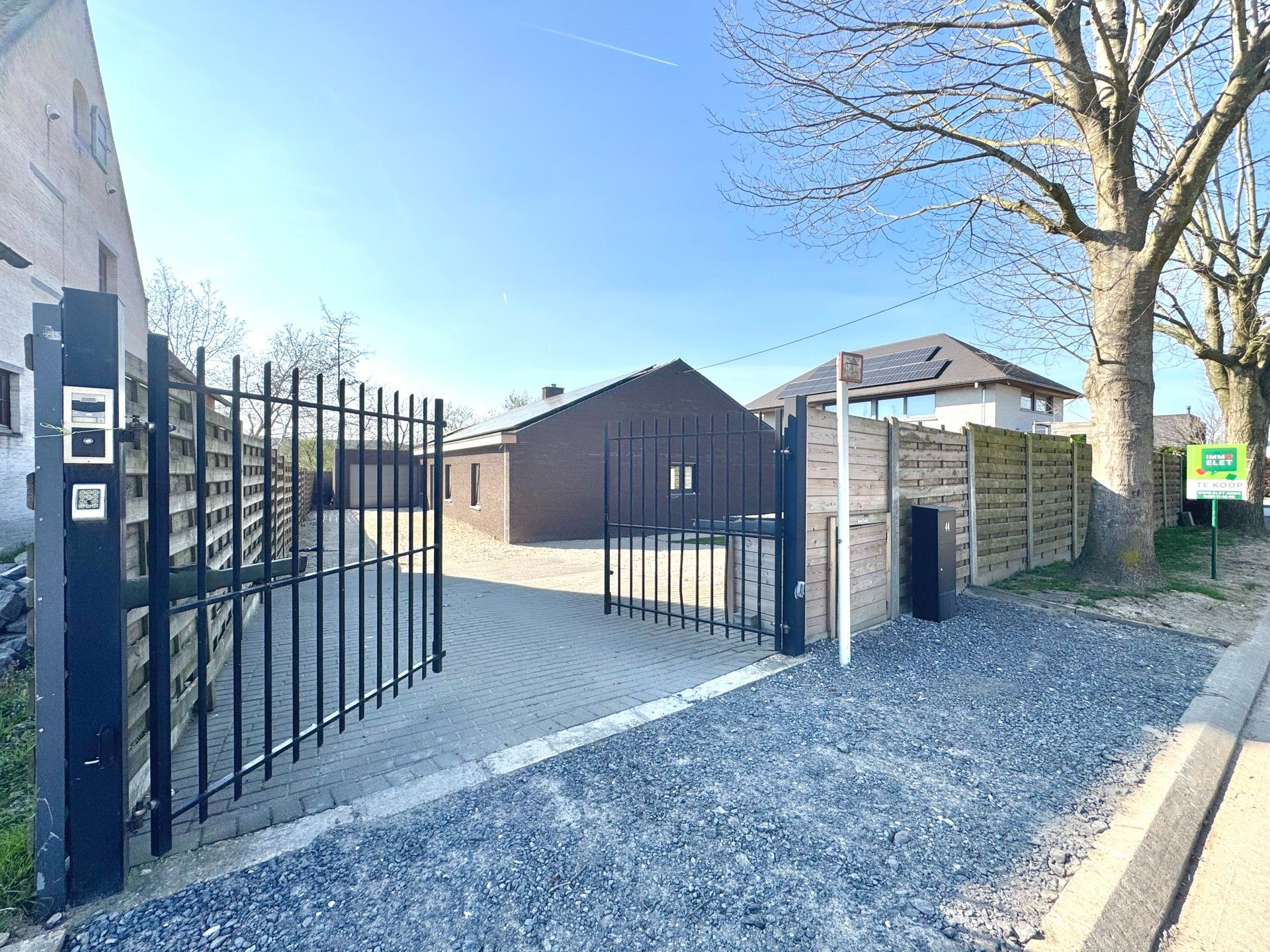 VRIJSTAANDE ENERGIEZUINIGE WONING MET GROTE GARAGE - 836 M² foto 2