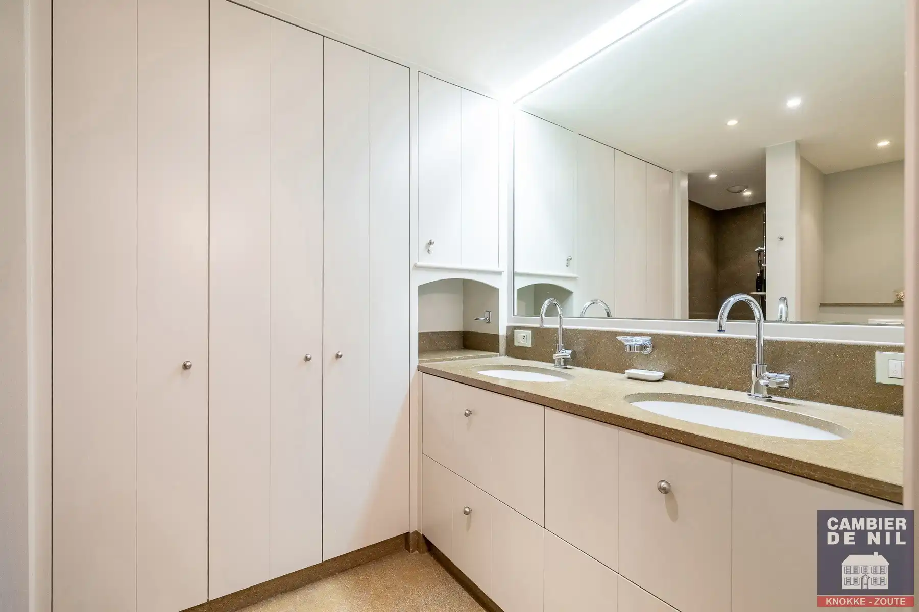 Ruim (155 m²) gemeubeld 3 SK appartement in hartje Zoute foto 18