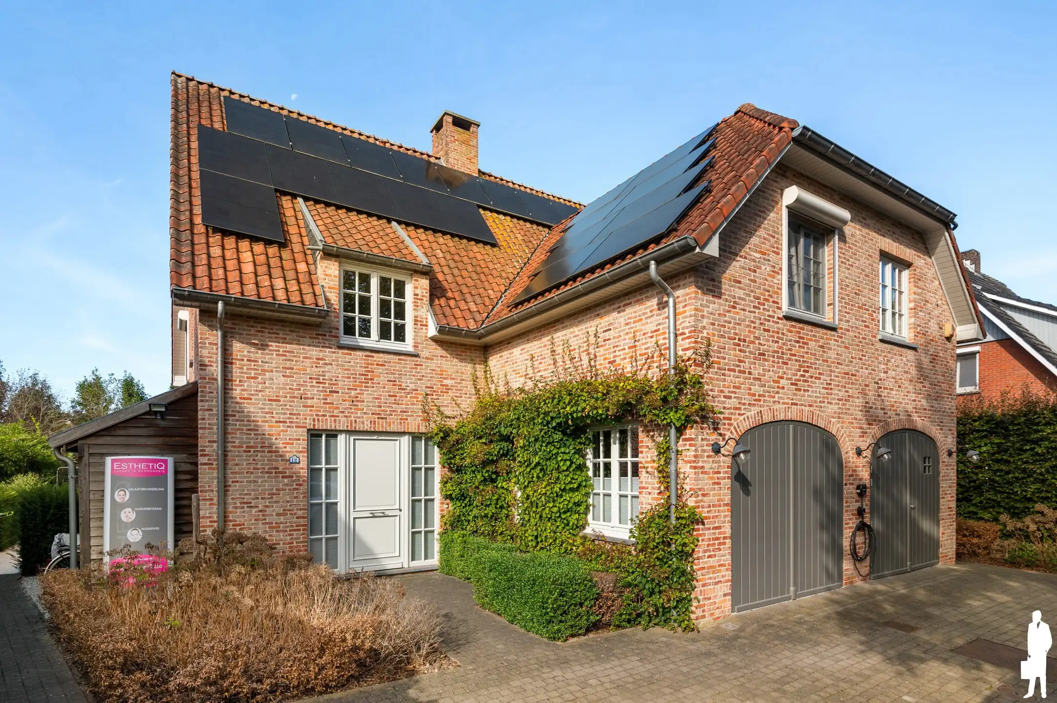 Exclusief karaktervolle villa met 4 slaapkamers, praktijkruimte, zwembad en aangelegde tuin nabij het centrum van Essen foto 2