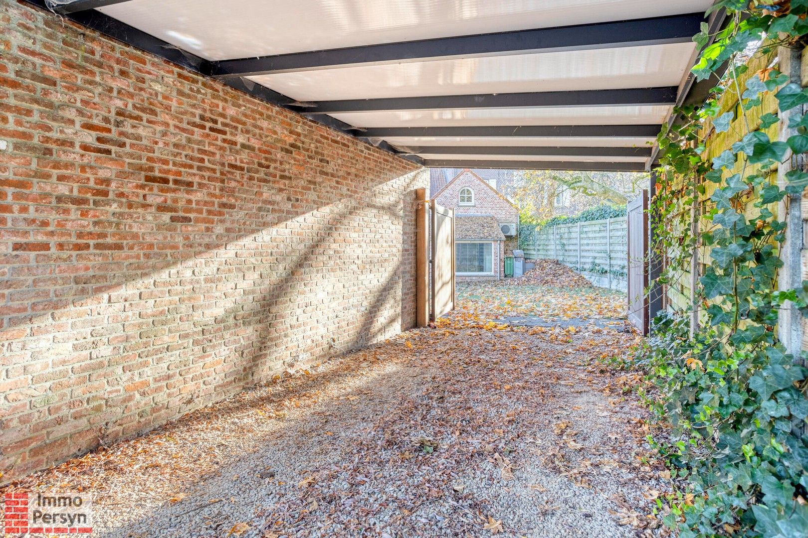 Ruim gelijkvloers appartement met tuin en 2 staanplaatsen. foto 37