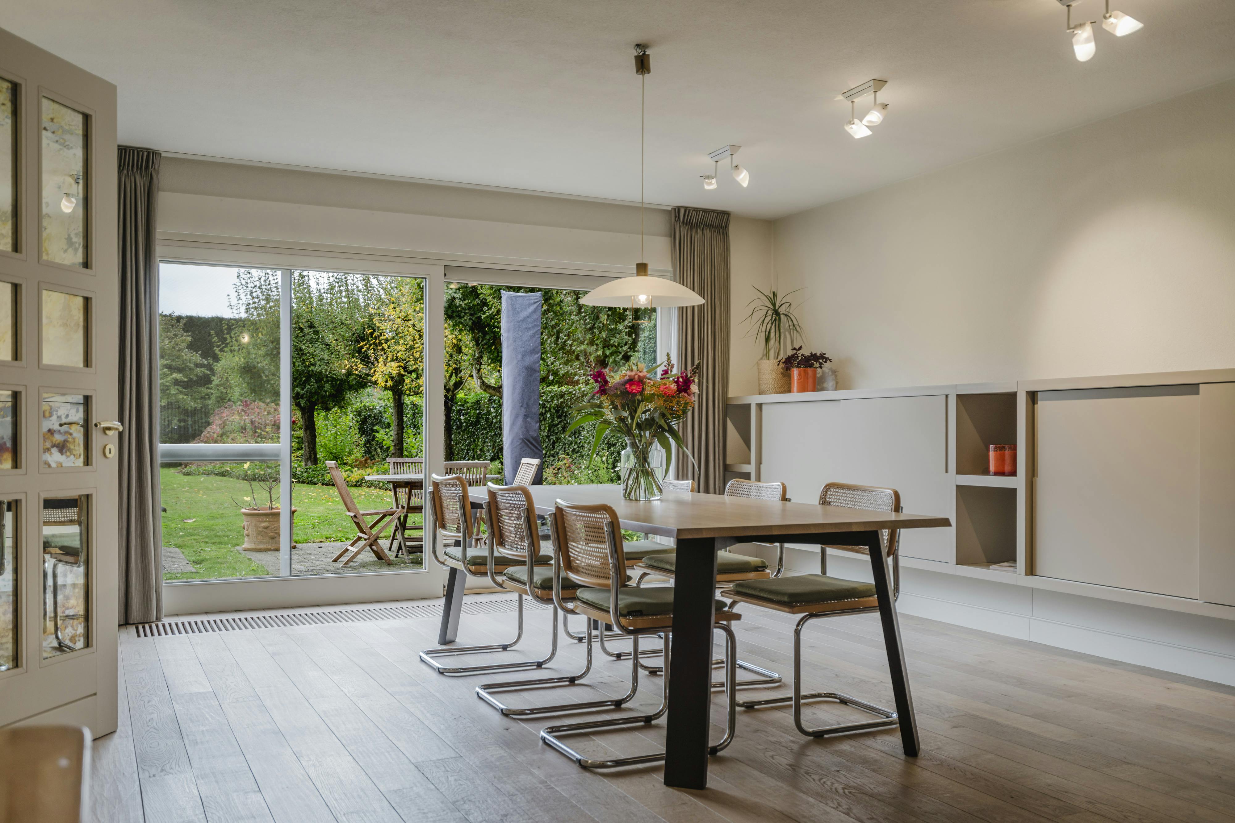 Ruime, gerenoveerde villa op 1327 m² met zuidgerichte tuin in rustige villawijk foto 3