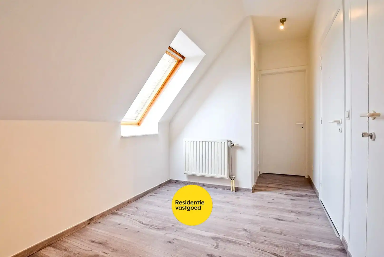 Instapklaar lichtrijk dakappartement in hartje Veurne (61m²) foto 7
