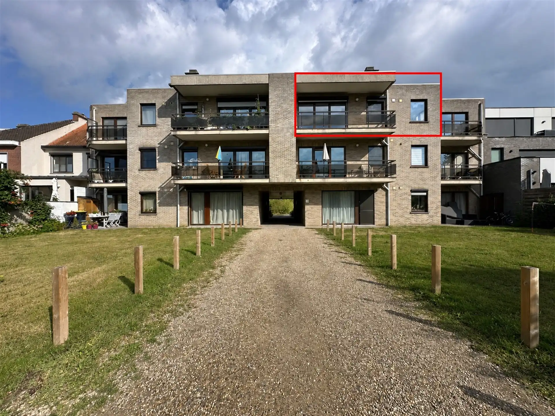 Appartement met 2 slpk, garagebox en terras foto 3